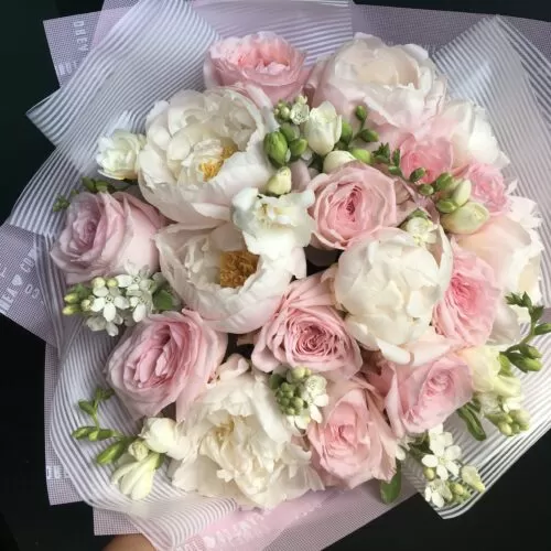 Авторский букет с розами и пионами «Нежные грезы» - фото 1