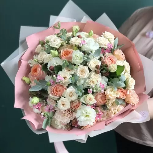 Авторский букет в персиковых тонах с розами и малиновым оксипеталумом - фото 1