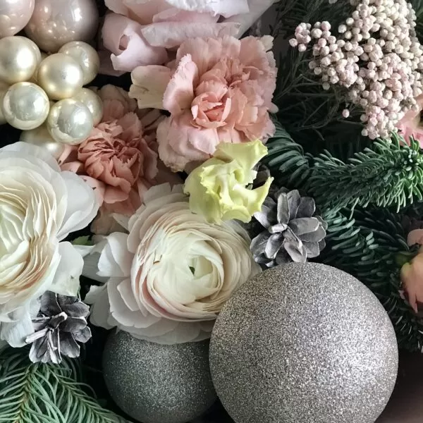 Утонченный букет с цветами и новогодним декором - фото 4