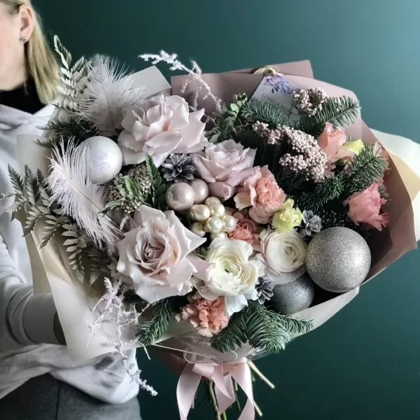 Утонченный букет с цветами и новогодним декором - фото 2
