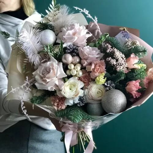 Утонченный букет с цветами и новогодним декором - фото 1