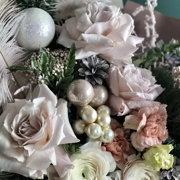 Утонченный букет с цветами и новогодним декором - фото 3