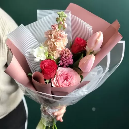 Букет с яркими акцентами и пионовидной розой "Жизель" - фото 1