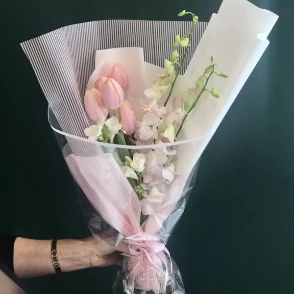 Экзотический букет с цветами дендробиума, тюльпанами и фрезиями - фото 3