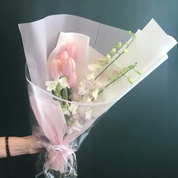 Экзотический букет с цветами дендробиума, тюльпанами и фрезиями - фото 2