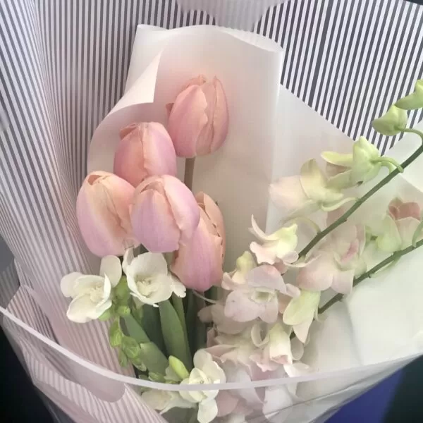 Экзотический букет с цветами дендробиума, тюльпанами и фрезиями - фото 4