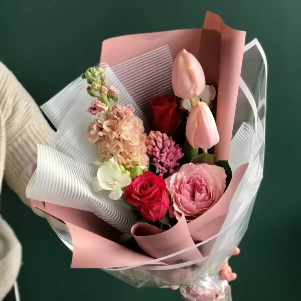 Букет с яркими акцентами и пионовидной розой "Жизель" - фото 2