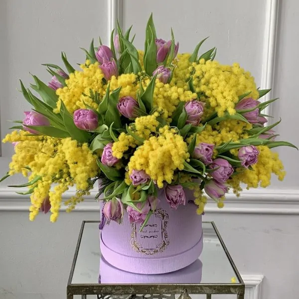 Композиция с сиреневым махровыми тюльпанами и ароматной мимозой - фото 1