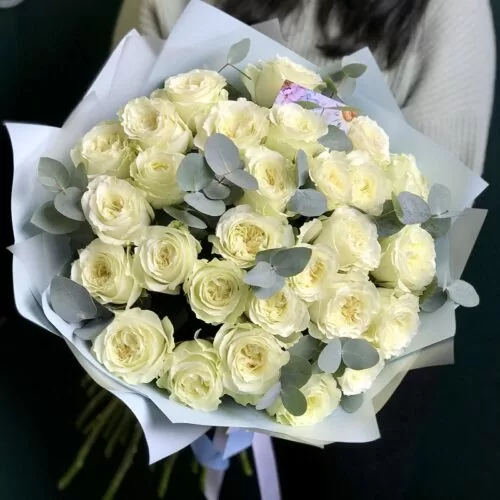 Эквадорские розы с крупным бокалом и веточками эвкалипта. - фото 1