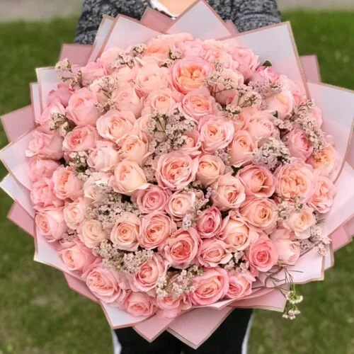 Розовые пионовидные розы и пушистый хамелациум - фото 1