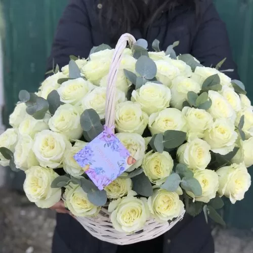 Цветочная корзина из 51 эквадорской розы с веточками эвкалипта - фото 1