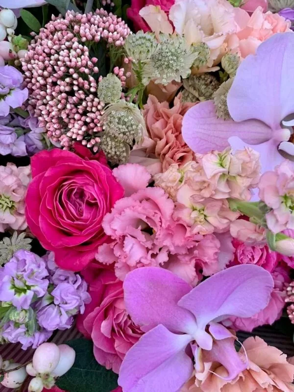 Красивый букет с орхидеями, розами и экзотикой "Румяная заря" - фото 2