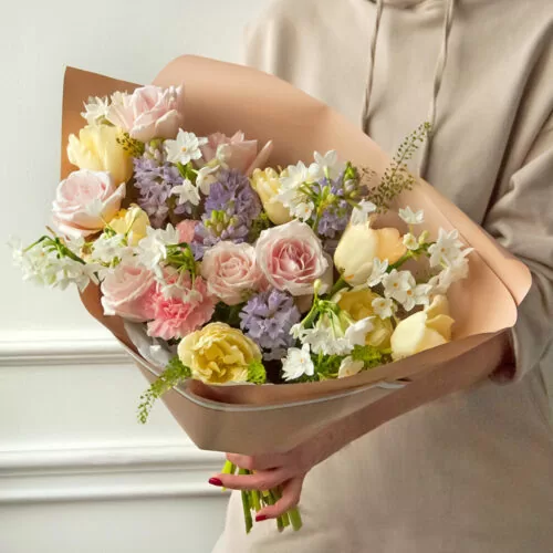 Весенний букет с тюльпанами, розами, нарциссами "С 8 марта, любимая!" - фото 1