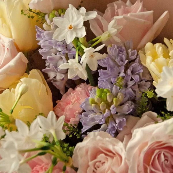 Весенний букет с тюльпанами, розами, нарциссами "С 8 марта, любимая!" - фото 2