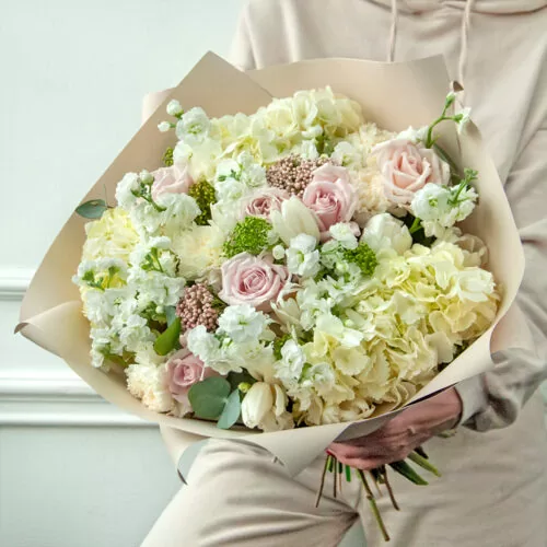 Авторский букет "Свежесть весны" с гортензиями, розами , тюльпанами. - фото 1