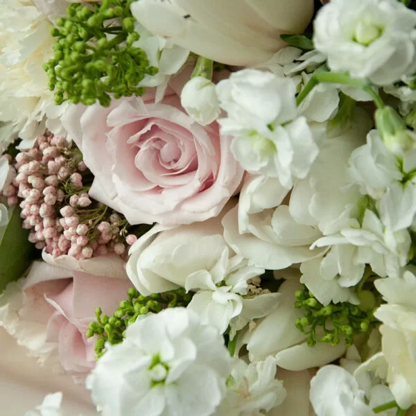 Авторский букет "Свежесть весны" с гортензиями, розами , тюльпанами. - фото 2