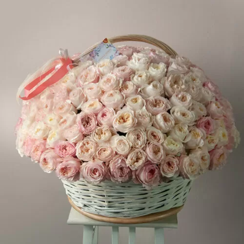 Премиальная английская роза Keira в цветочной корзине. - фото 1