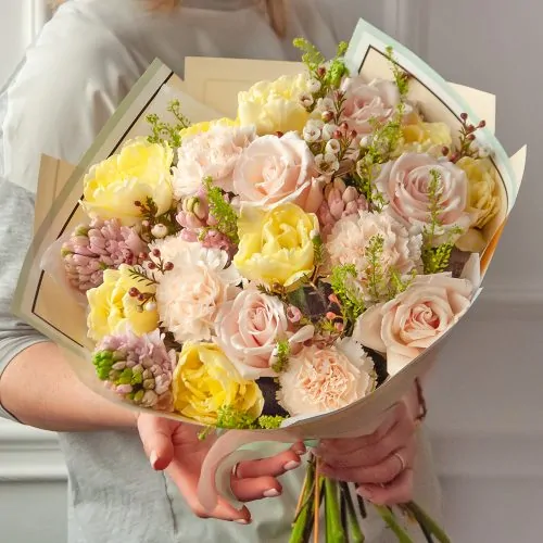 Букет с лимонный тюльпанами ,нежными розами, хамелациумом "Весна в душе" - фото 1