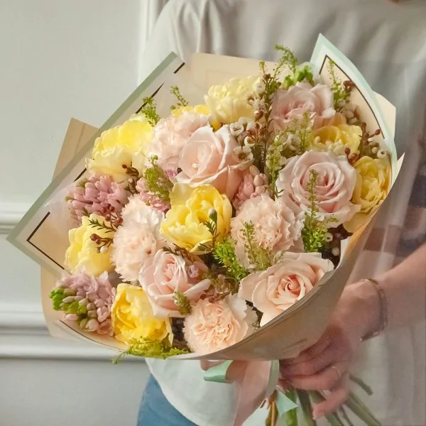 Букет с лимонный тюльпанами ,нежными розами, хамелациумом "Весна в душе" - фото 2