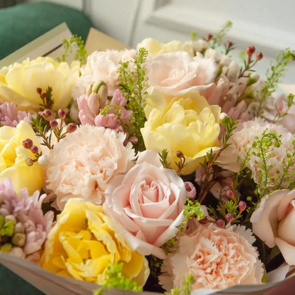 Букет с лимонный тюльпанами ,нежными розами, хамелациумом "Весна в душе" - фото 3