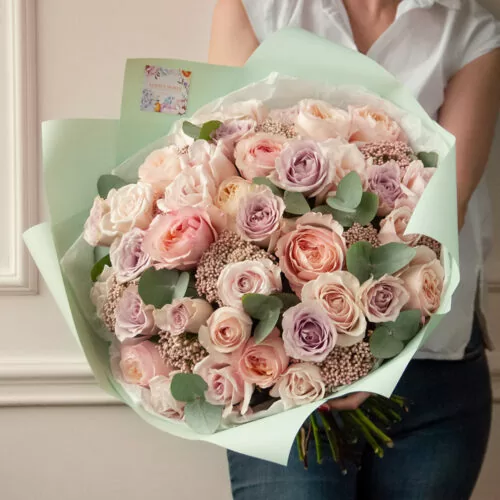 Букет из элитных пионовидных и сортовых роз "Вальс цветов" - фото 1
