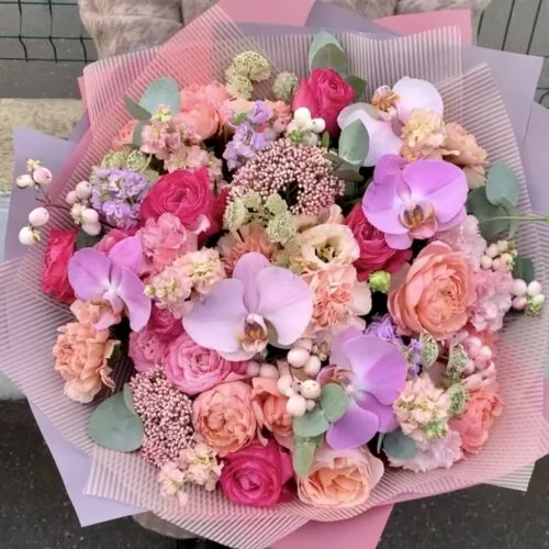 Красивый букет с орхидеями, розами и экзотикой "Румяная заря" - фото 1