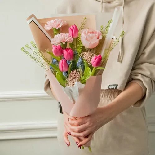 Букет с пионовидной розой и тюльпанами "Весеннее настроение" - фото 1