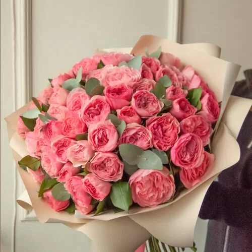 Нежные розовые пионовидные розы - фото 1