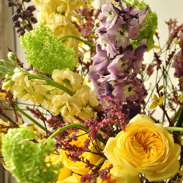 Авторский букет с пионовидными розами, цветами калины Бульденеж, дельфиниумом. - фото 2