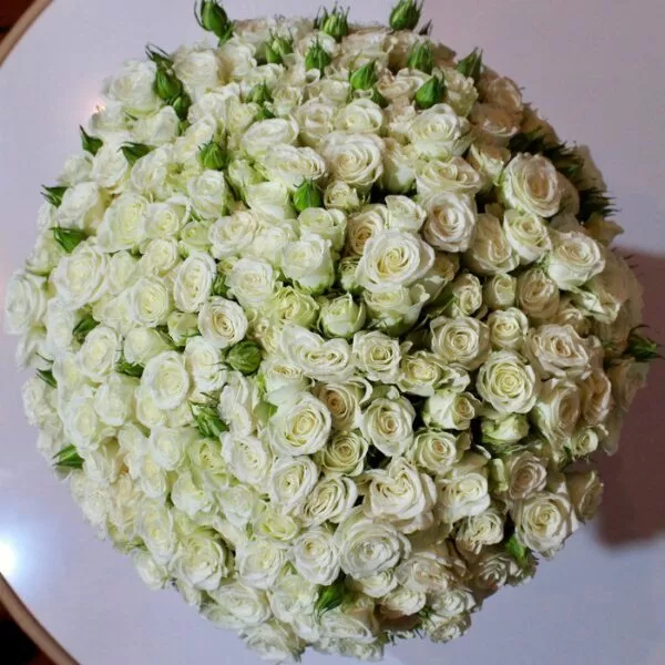Букет белых кустовых роз - фото 1