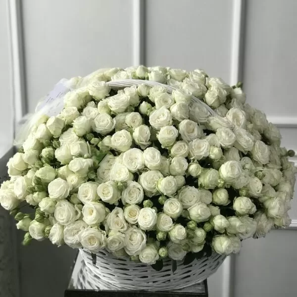 Белые пионовидные розы в корзине - фото 1